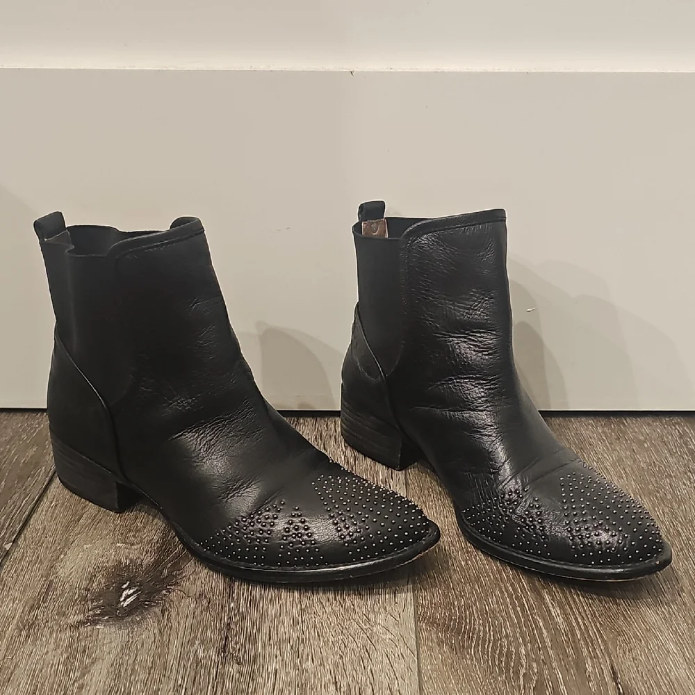 Donald J. Pliner Black Studded Leather Boots Union Jack Pronto Vibes